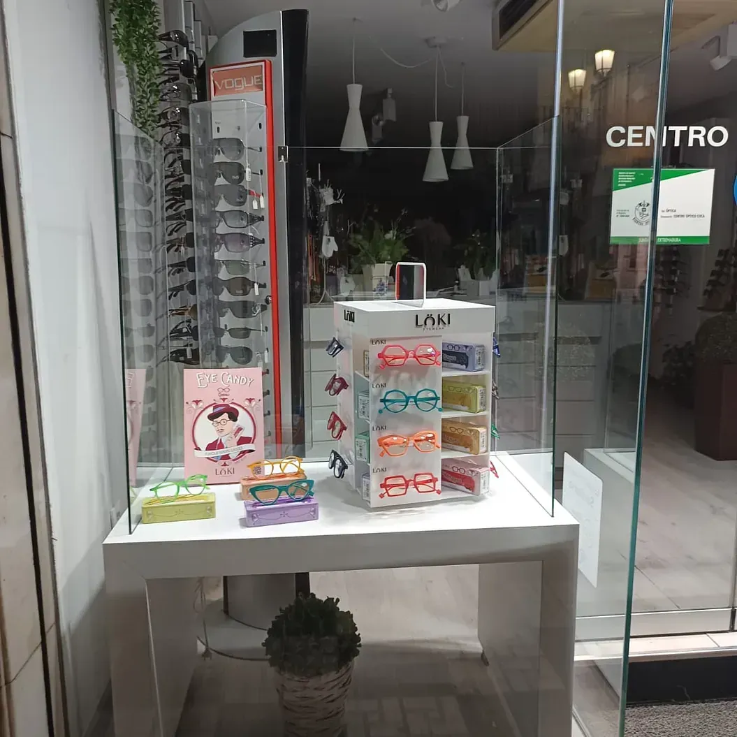 Un escaparate con una exhibición de gafas de sol y un cartel que dice centro
