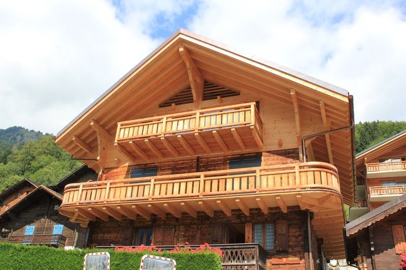 chalet en bois avec terrasse