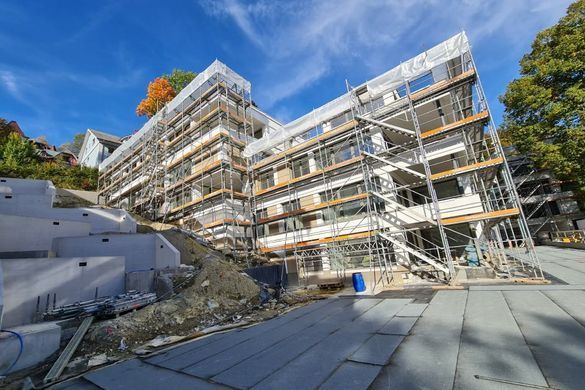 Gerüst an einer Fassade, Arbeit der Manu's Malergeschäft AG