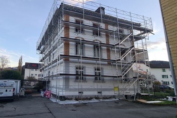Gerüst an einer Fassade, Arbeit der Manu's Malergeschäft AG