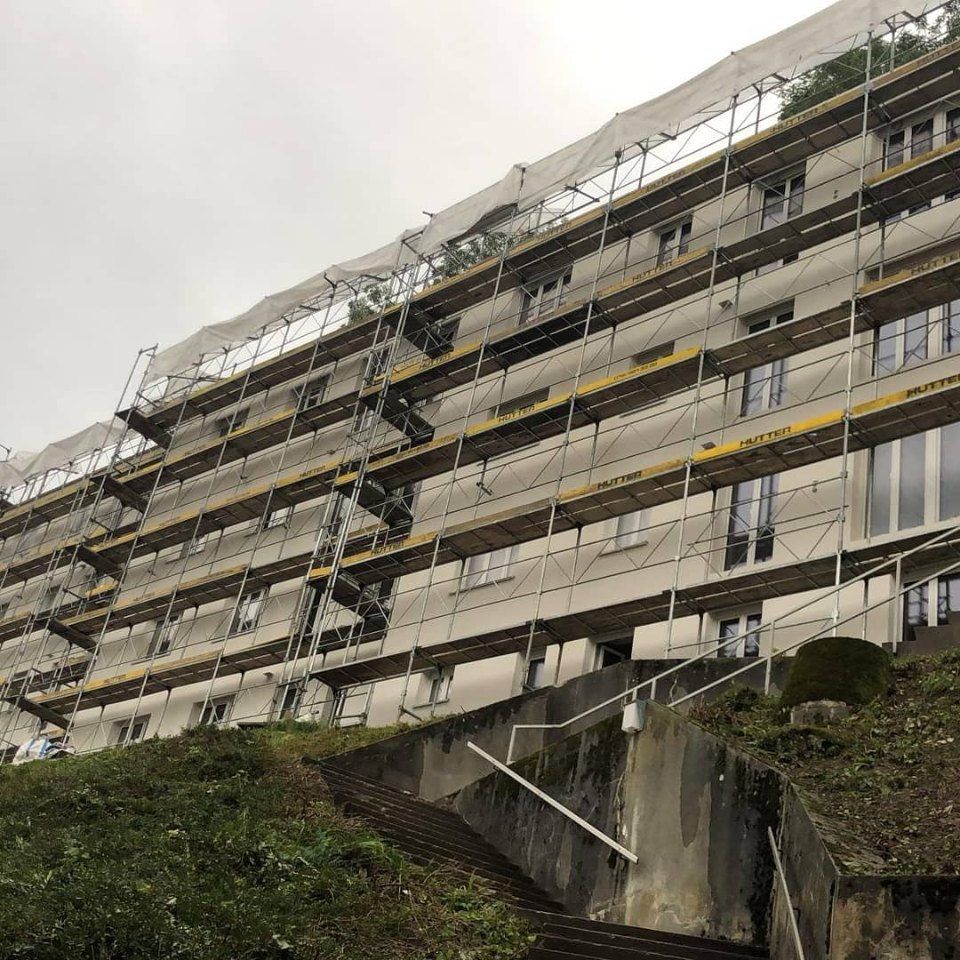 Gerüste an Fassaden, Arbeit der Manu's Malergeschäft AG