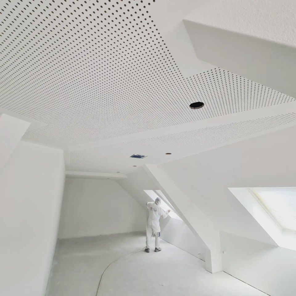 Maler Manu's Malergeschäft AG arbeitet in einem Raum