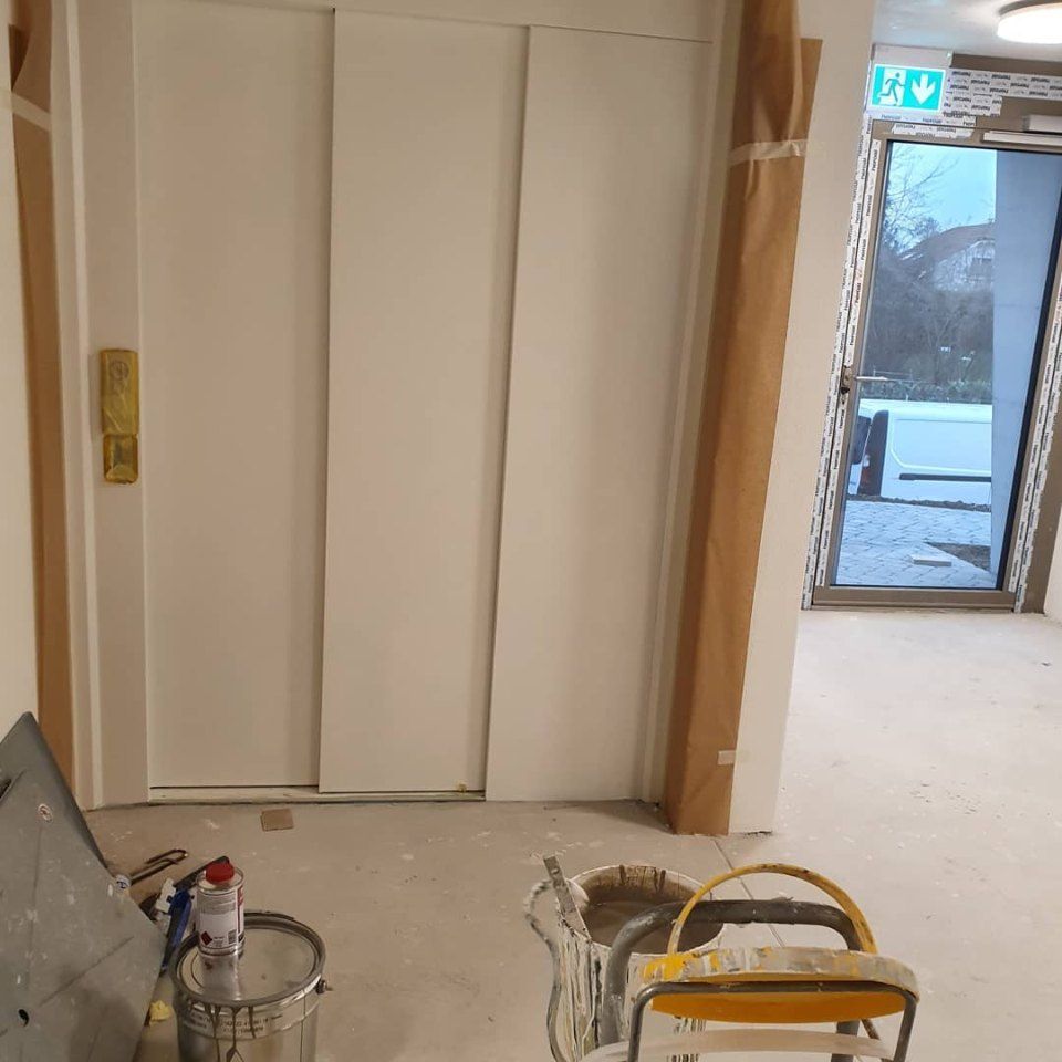 Gestrichene Aufzugtür, Arbeit der Manu's Malergeschäft AG