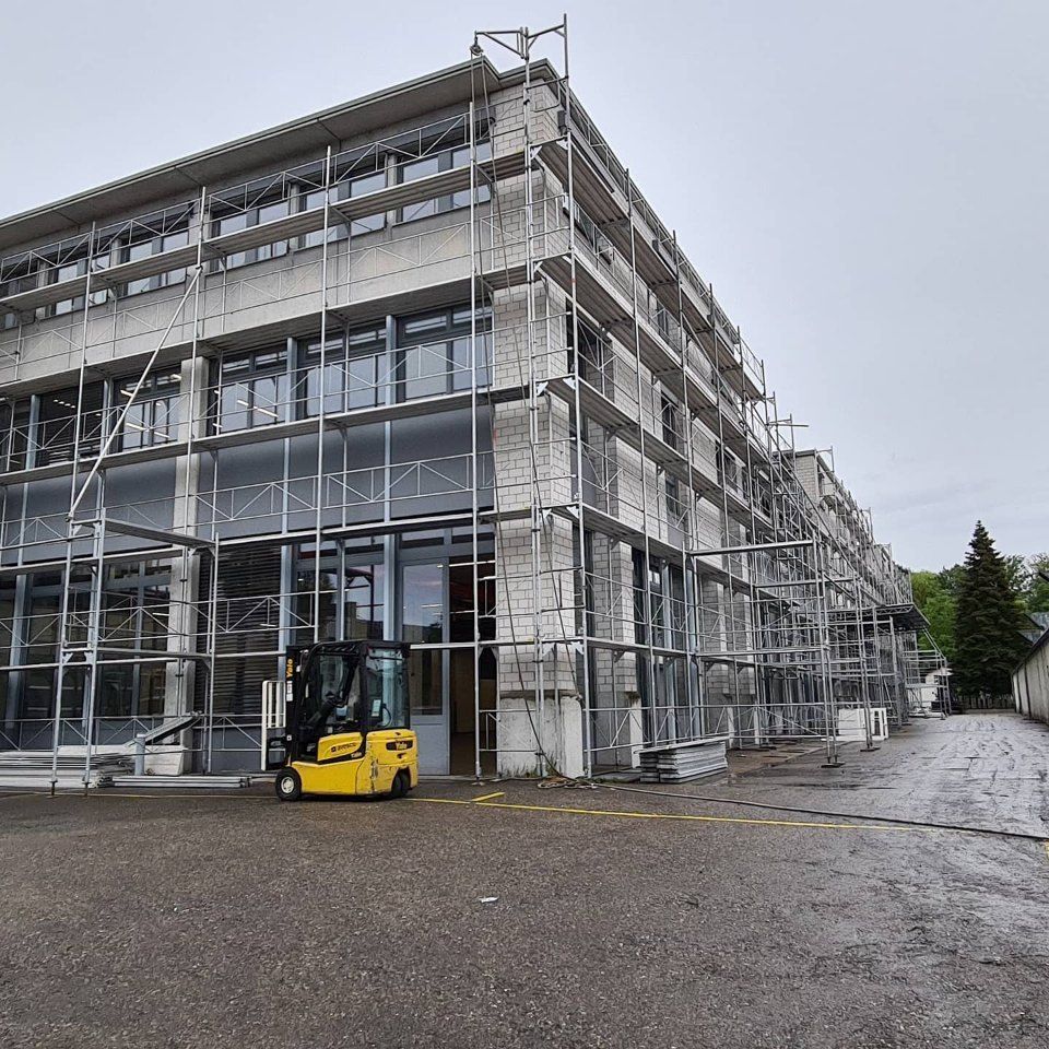 Gerüst an einem Industriegebäude, Arbeit der Manu's Malergeschäft AG