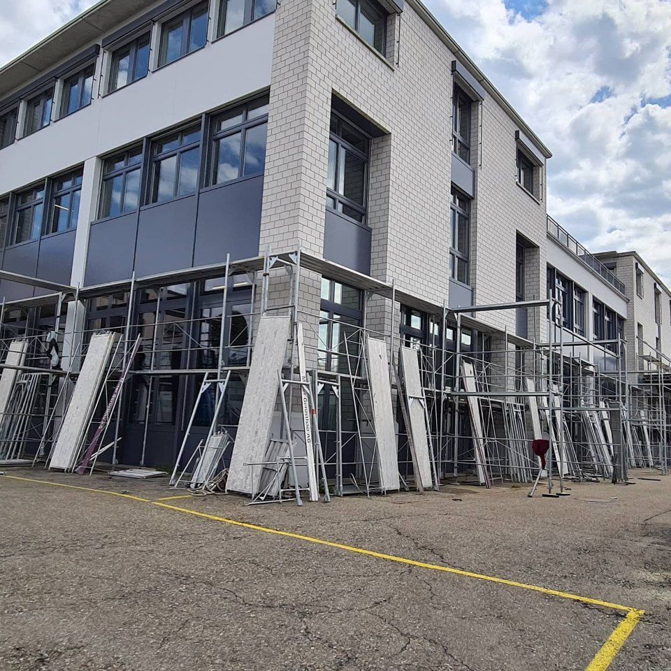 Gerüst vor einem Industriegebäude, Arbeit der Manu's Malergeschäft AG