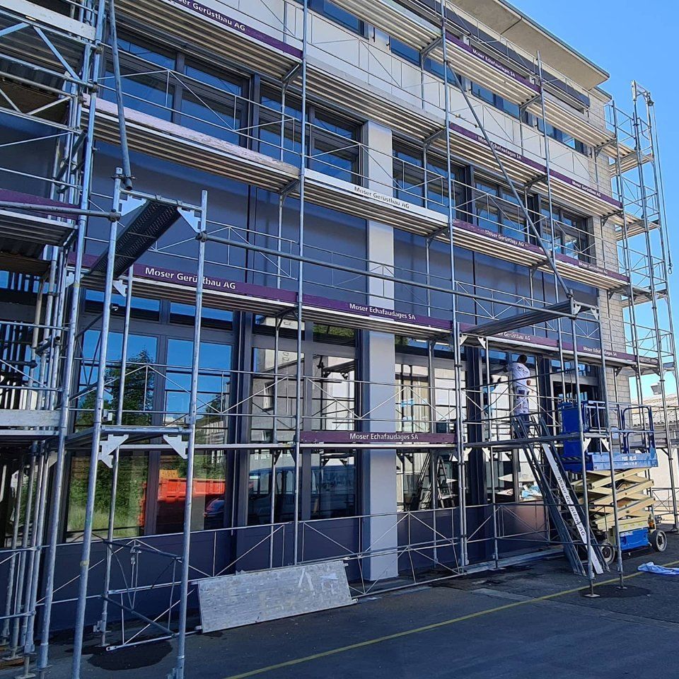 Gerüst vor einem Industriegebäude, Arbeit der Manu's Malergeschäft AG