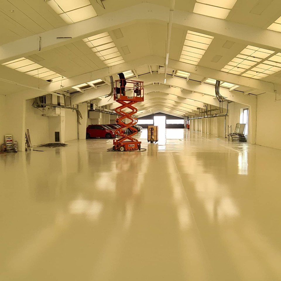 Hebebühne der Manu's Malergeschäft AG in einem leeren Parkingraum