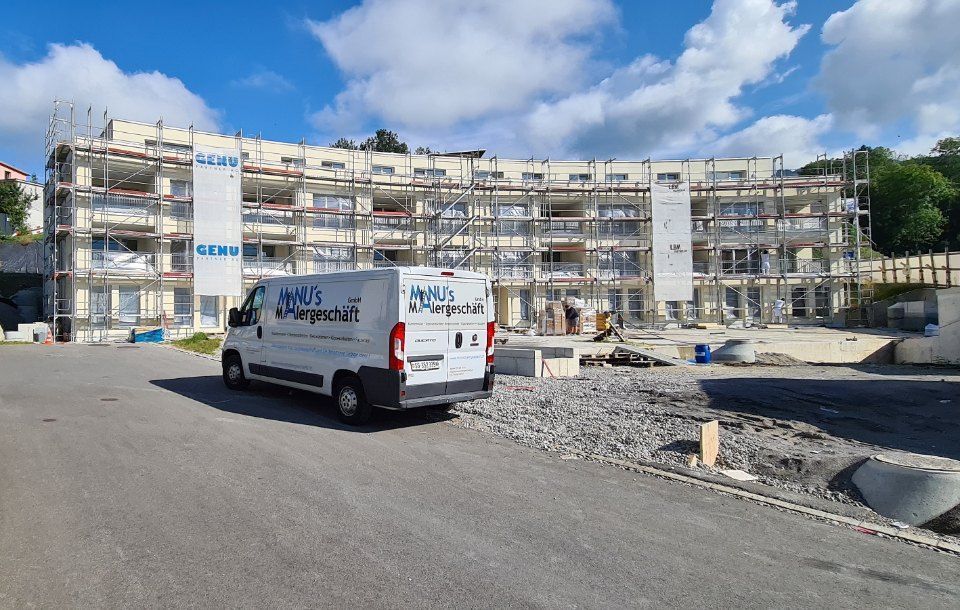 Fahrzeug der Manu's Malergeschäft AG vor einem Gerüst