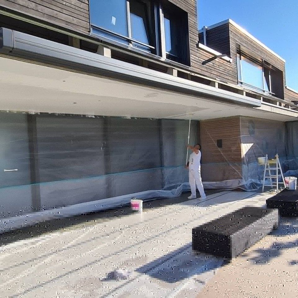 Maler der Manu's Malergeschäft AG bei der Arbeit