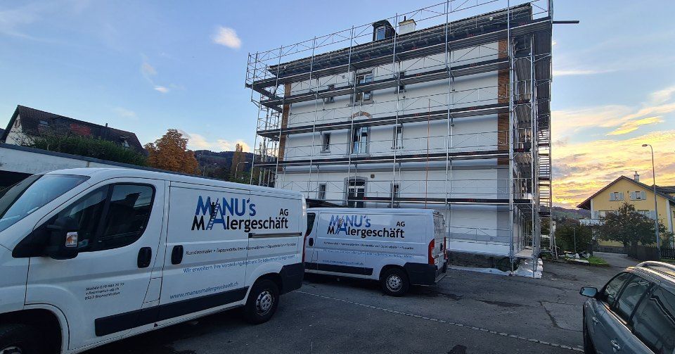 Fahrzeuge der Manu's Malergeschäft AG vor einem Gerüst
