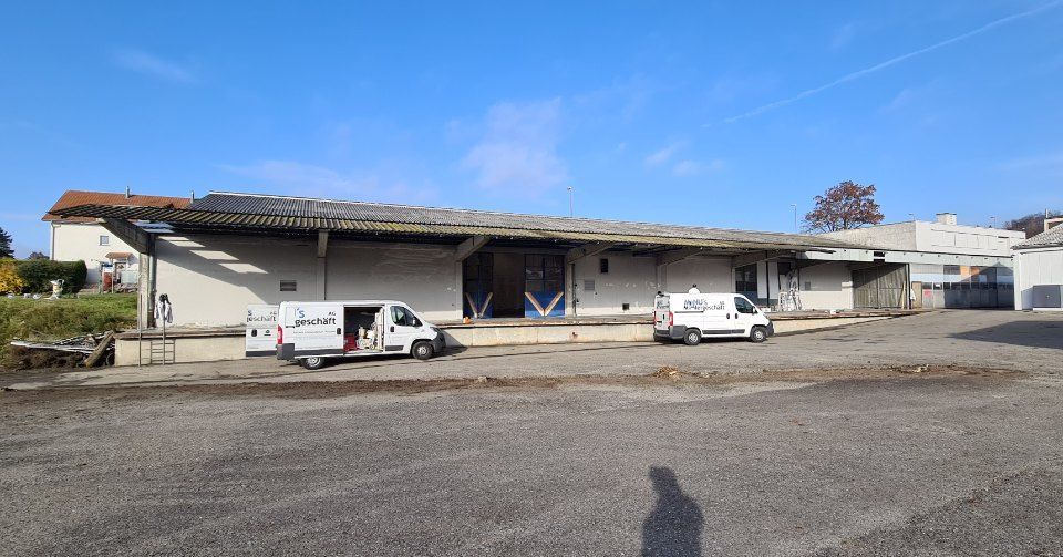 Fahrzeuge der Manu's Malergeschäft AG auf einem Industriegelände