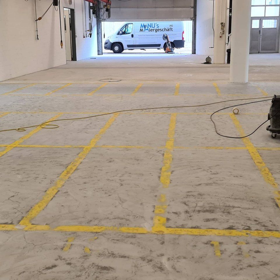 Fahrzeug der Manu's Malergeschäft AG vor einer Werkstatt