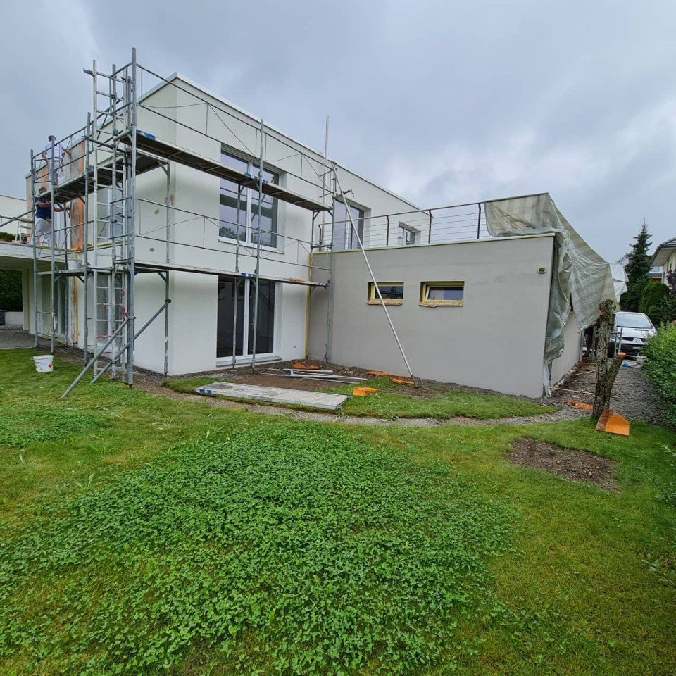 Gerüst an einem Haus, Arbeit der Manu's Malergeschäft AG