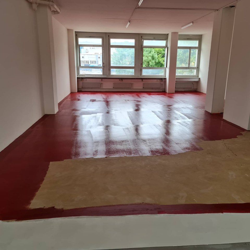 Boden wird gestrichen, Arbeit der Manu's Malergeschäft AG