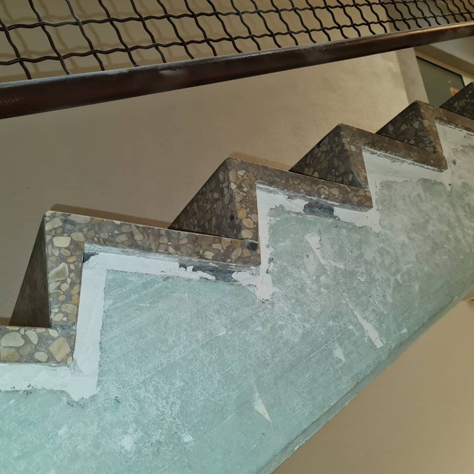 Treppe wird gestrichen, Arbeit der Manu's Malergeschäft AG