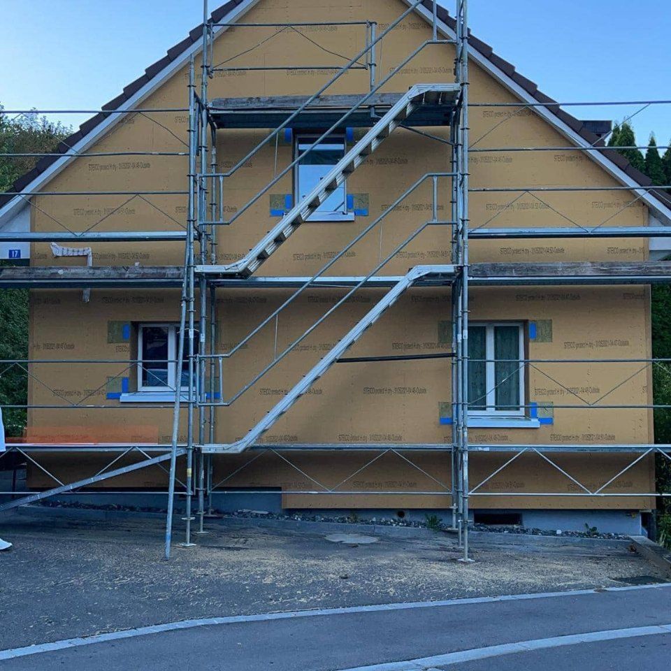 Gerüst an einer Fassade, Arbeit der Manu's Malergeschäft AG