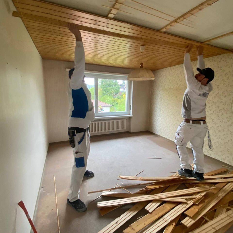 Mitarbeiter der Manu's Malergeschäft AG arbeiten an einer Decke