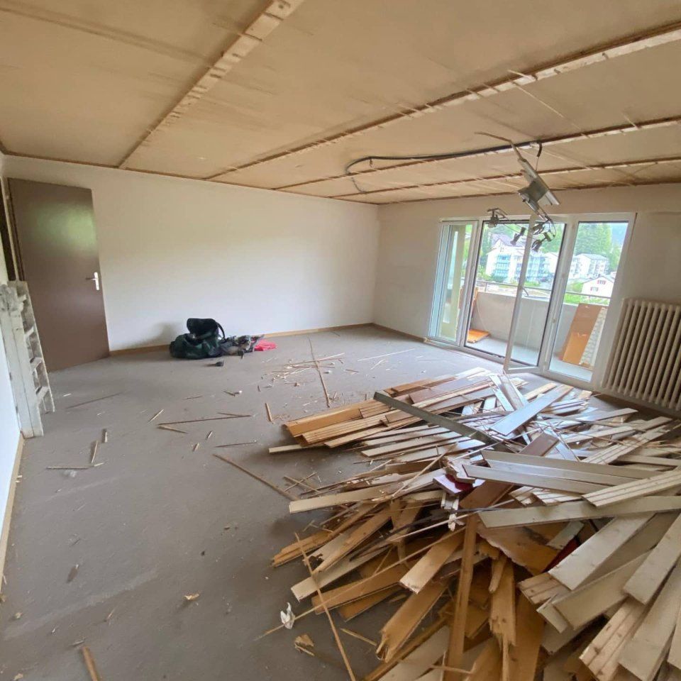 Arbeit der Manu's Malergeschäft AG an einer Decke