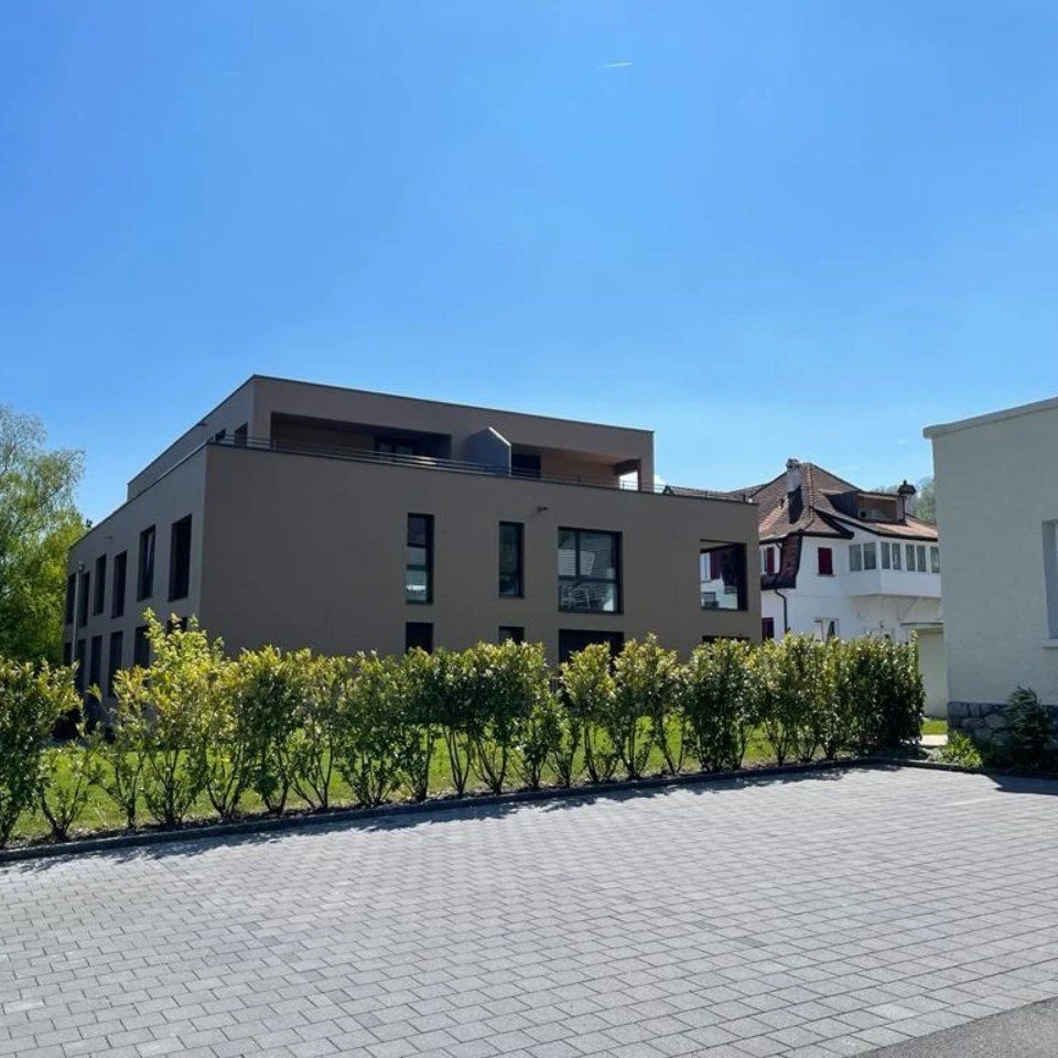 Gestrichenes Wohngebäude, Arbeit der Manu's Malergeschäft AG