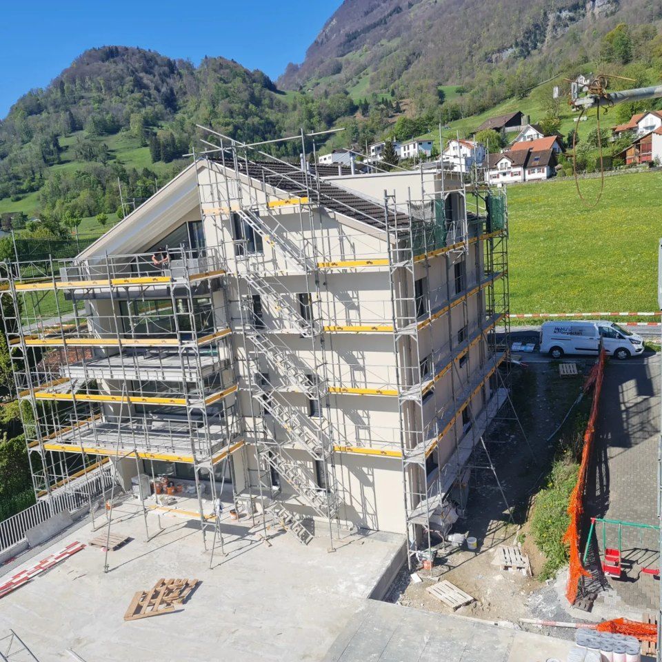 Gerüst an einem Wohngebäude, Arbeit der Manu's Malergeschäft AG