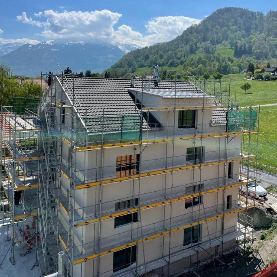 Gerüst an einem Wohngebäude, Arbeit der Manu's Malergeschäft AG