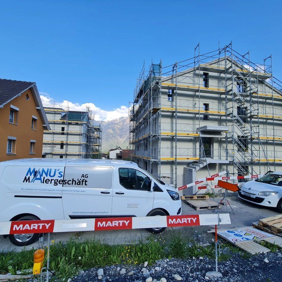Fahrzeug der Manu's Malergeschäft AG vor einem Wohngebäude