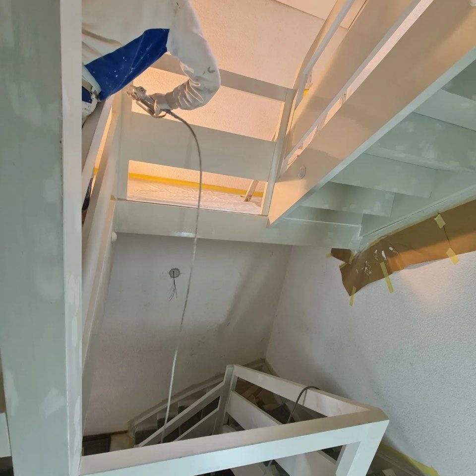 Maler der Manu's Malergeschäft AG arbeitet an einer Treppe