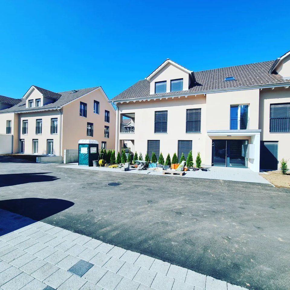 Gestrichene Hausfassade, Arbeit der Manu's Malergeschäft AG