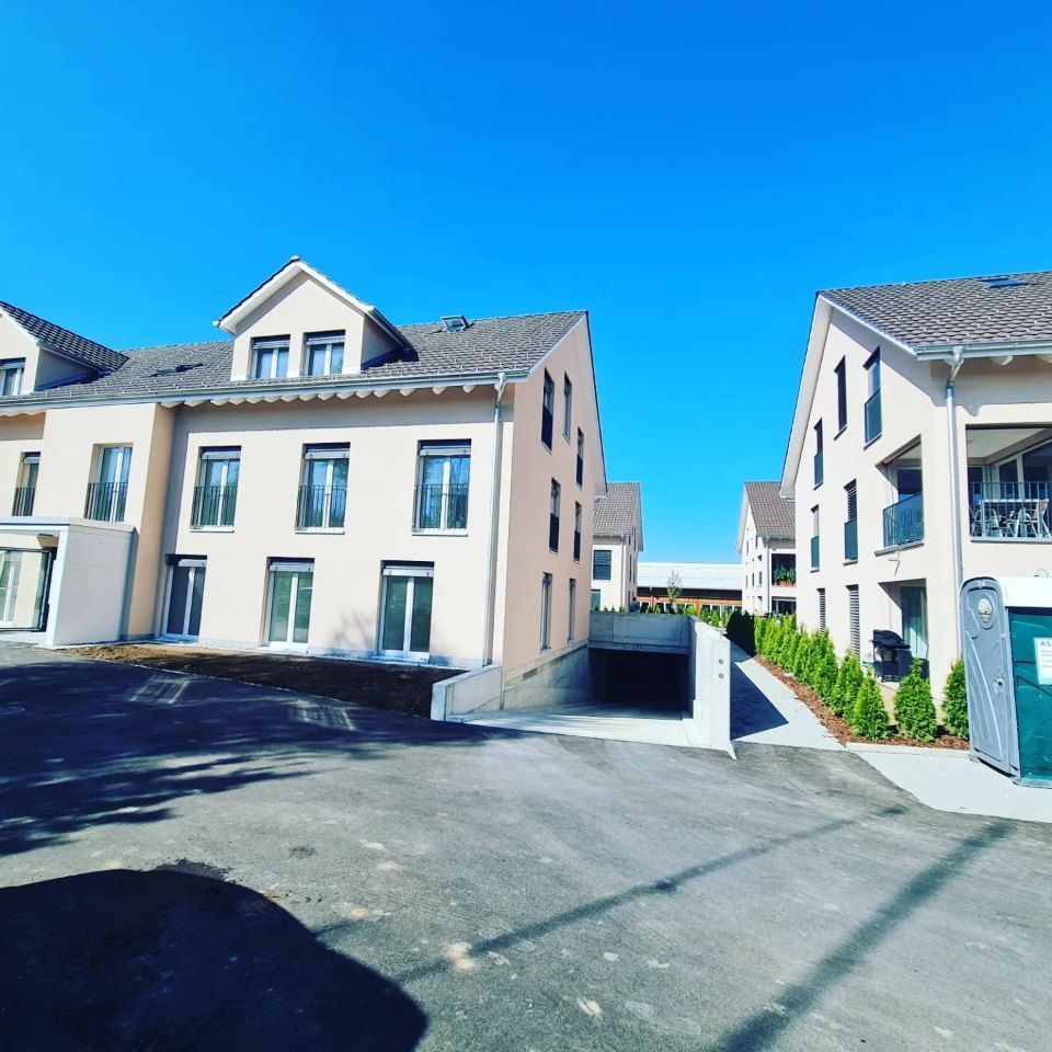 Gestrichene Hausfassade, Arbeit der Manu's Malergeschäft AG