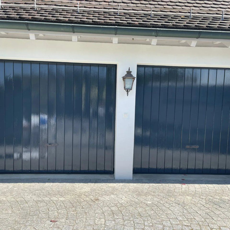 Garagentore nach der Arbeit der Manu's Malergeschäft AG