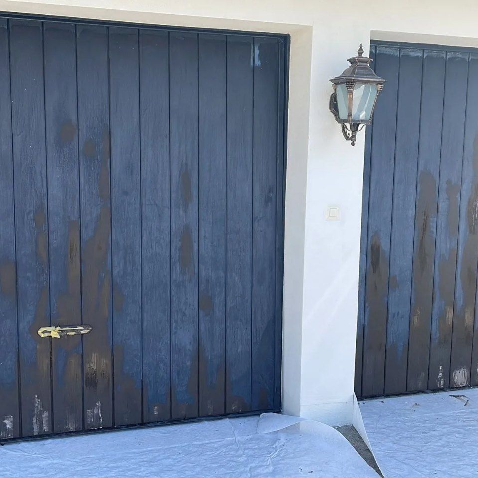 Garagentore vor der Arbeit der Manu's Malergeschäft AG