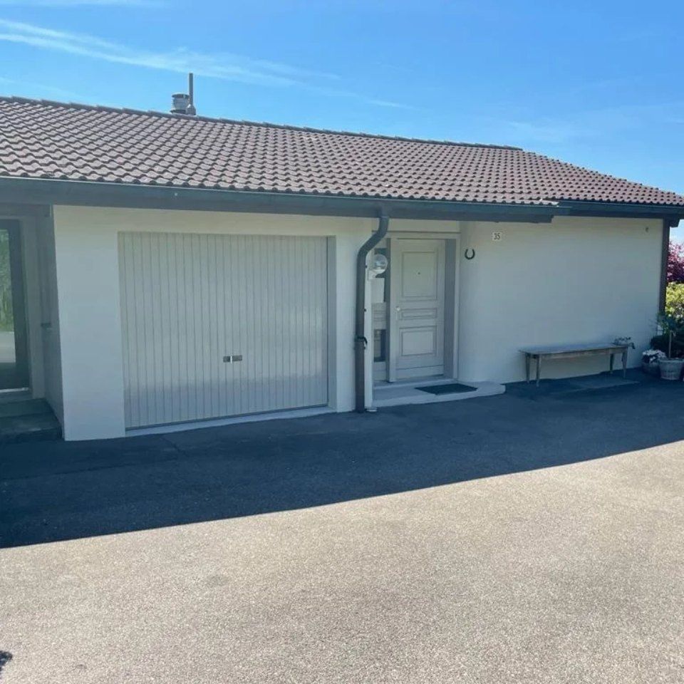 Gestrichene Hausfassade, Arbeit der Manu's Malergeschäft AG