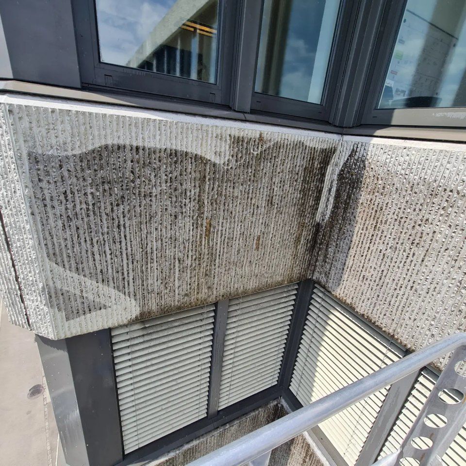 Hausfassade vor der Arbeit der Manu's Malergeschäft AG