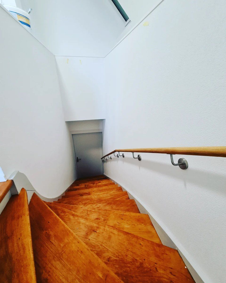 Gestrichenes Treppenhaus, Arbeit der Manu's Malergeschäft AG