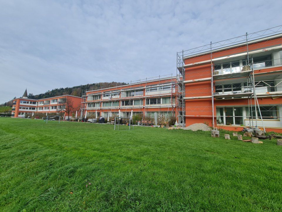 Gerüste an Fassaden, Arbeit der Manu's Malergeschäft AG