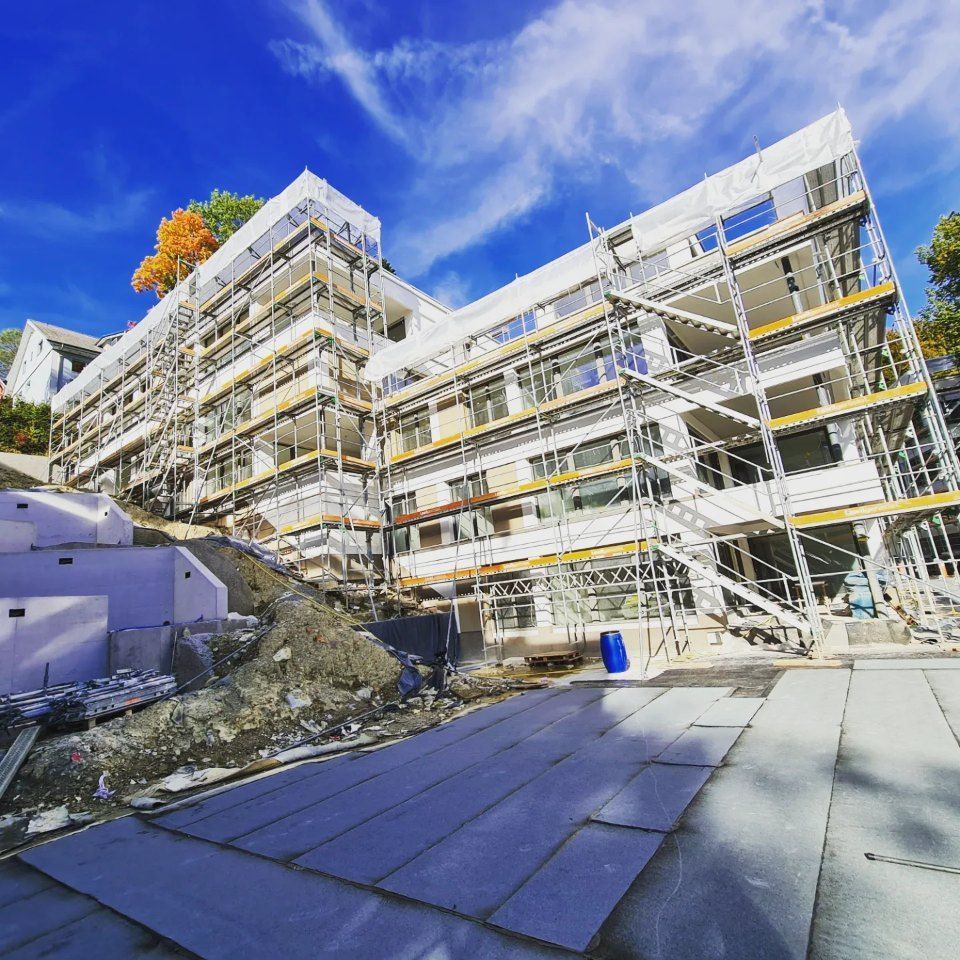 Gerüst an einem Wohngebäude, Arbeit der Manu's Malergeschäft AG