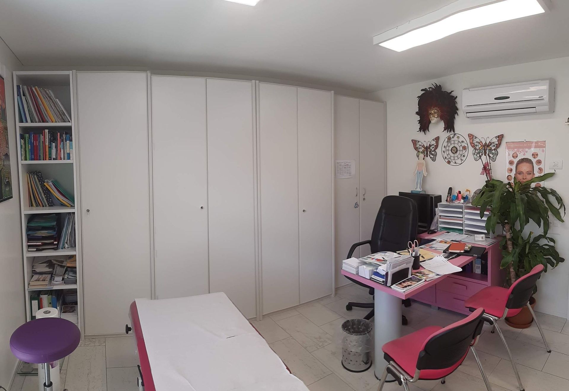 Lettino e scrivania studio di estetica Laura Armani