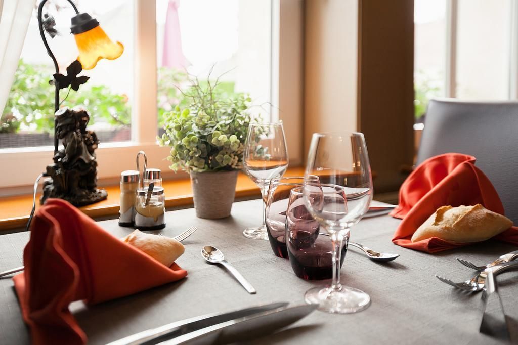 Une table préparée avec quatre verres