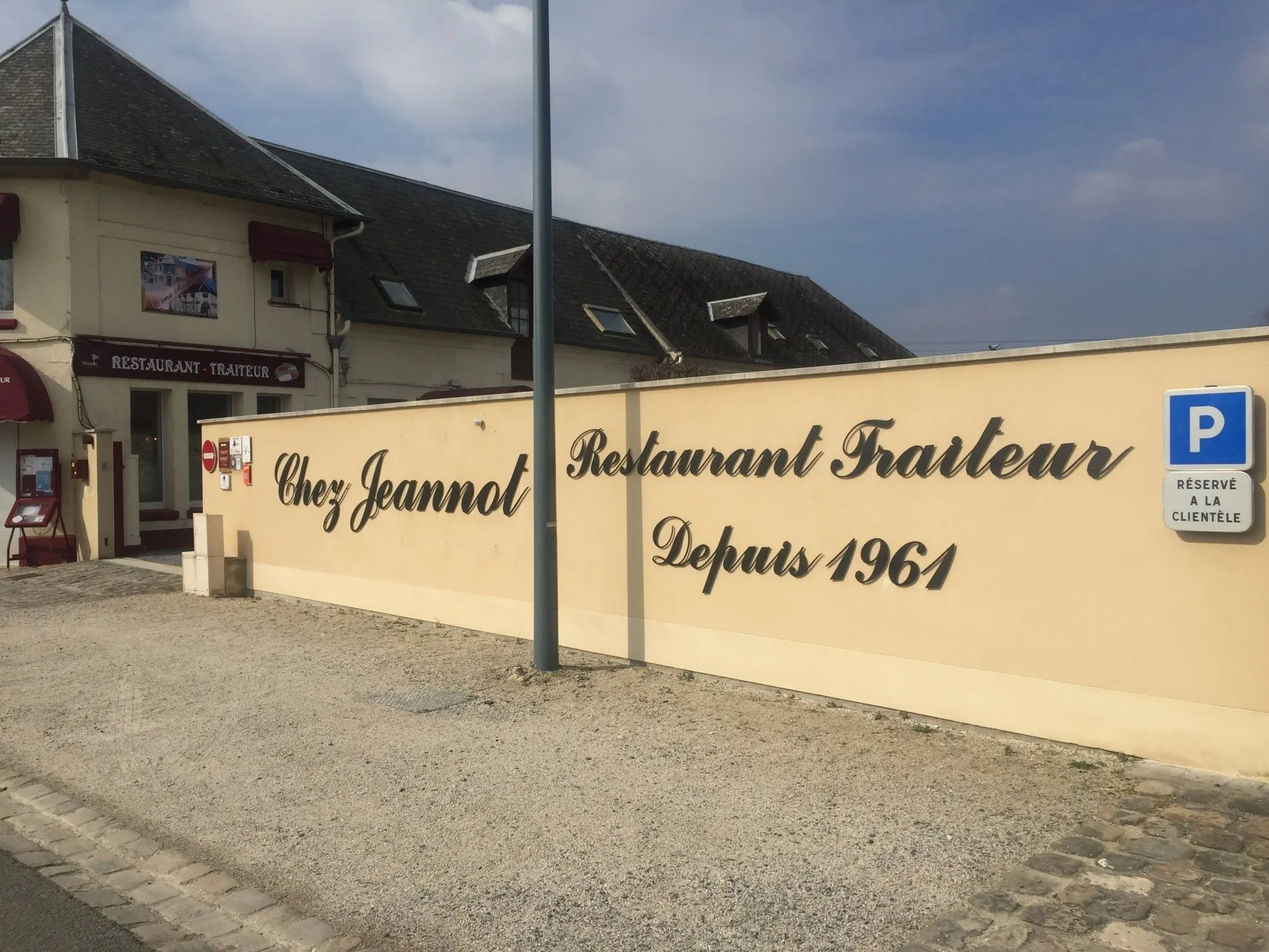 La façade de Chez Jeannot, restaurant-traiteur