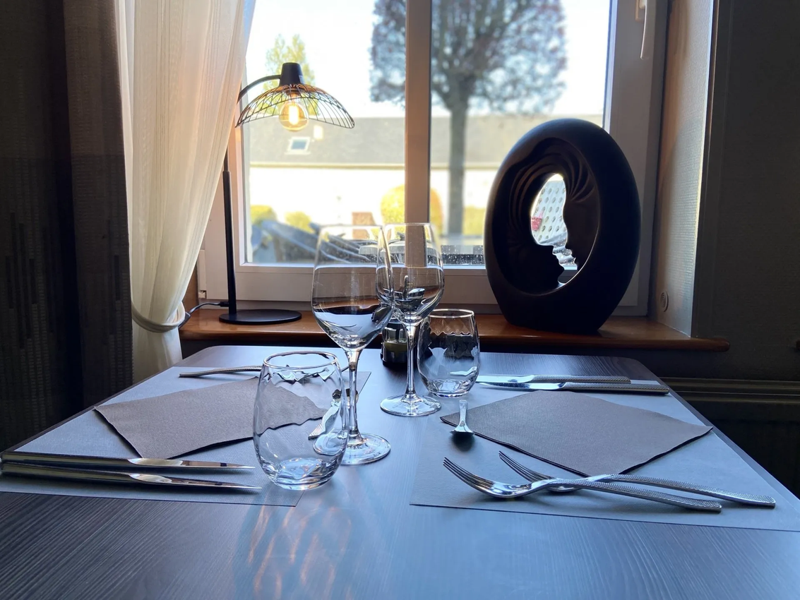 Une table préparée avec une sculpture noire