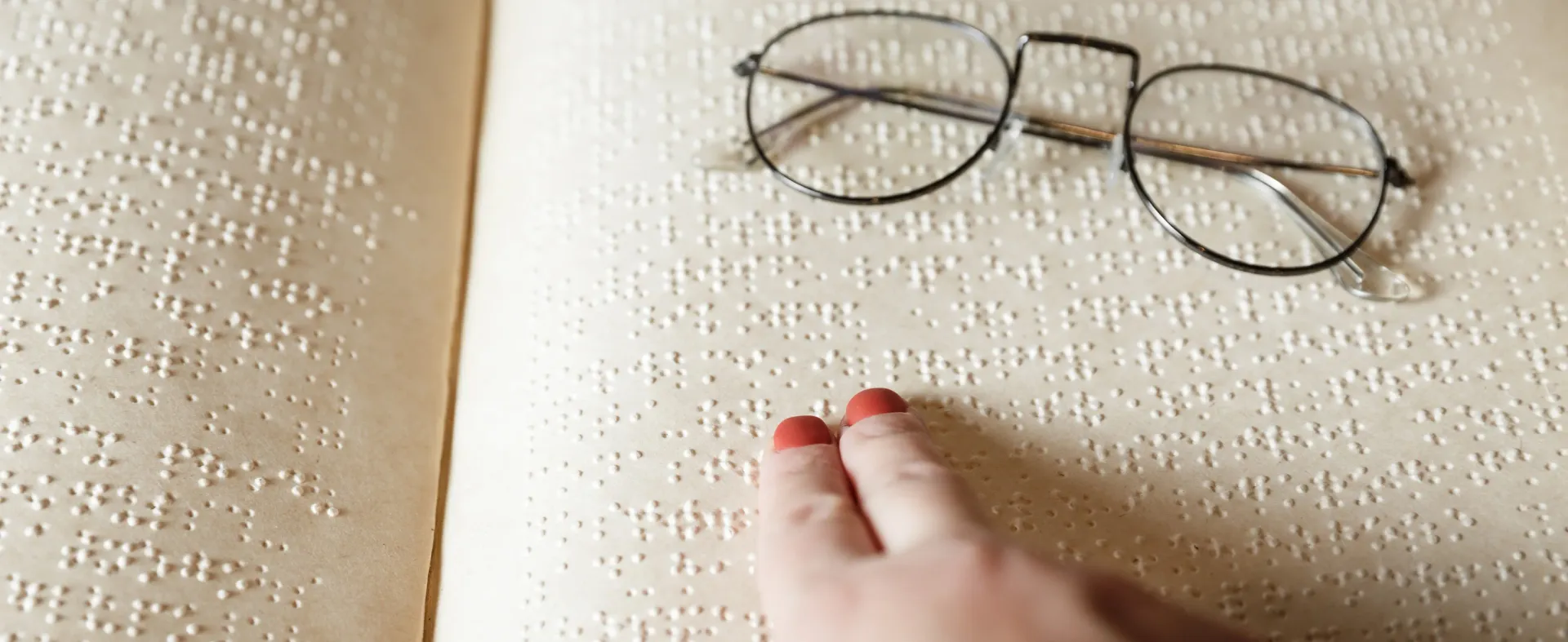 Manos sosteniendo un cerebro rojo, un corazón y un cerebro bronceado, que representan la mente y las emociones.