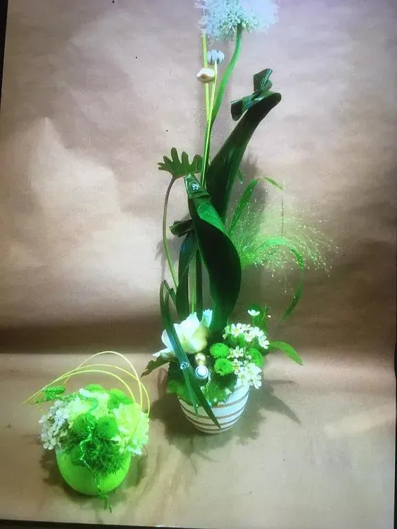 Deux pots avec des fleurs blanches et vertes pour Pâques