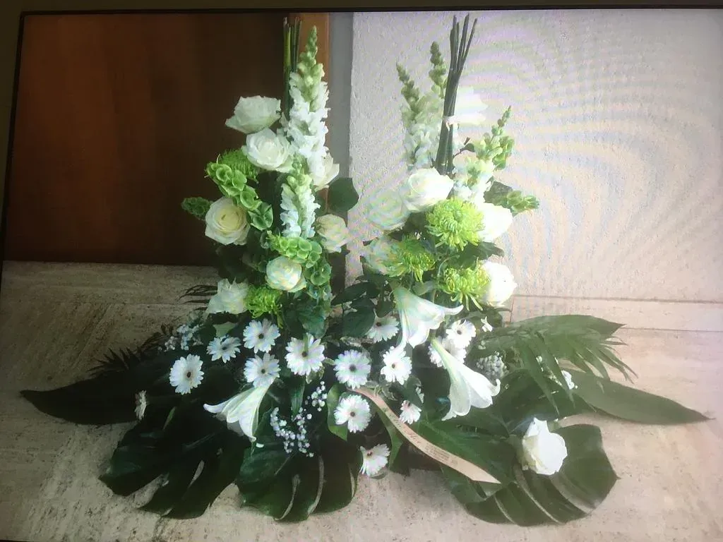 Composition florale blanche et verte, de deuil