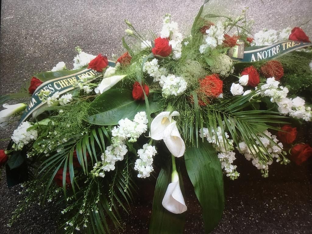 Composition florale de deuil, blanche, verte et rouge