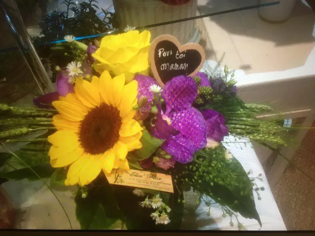 Bouquet de fleurs violet et jaune, avec une fleur de tournesol