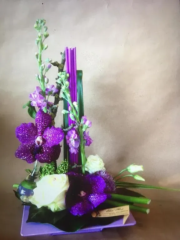 Composition florale violette et blanche