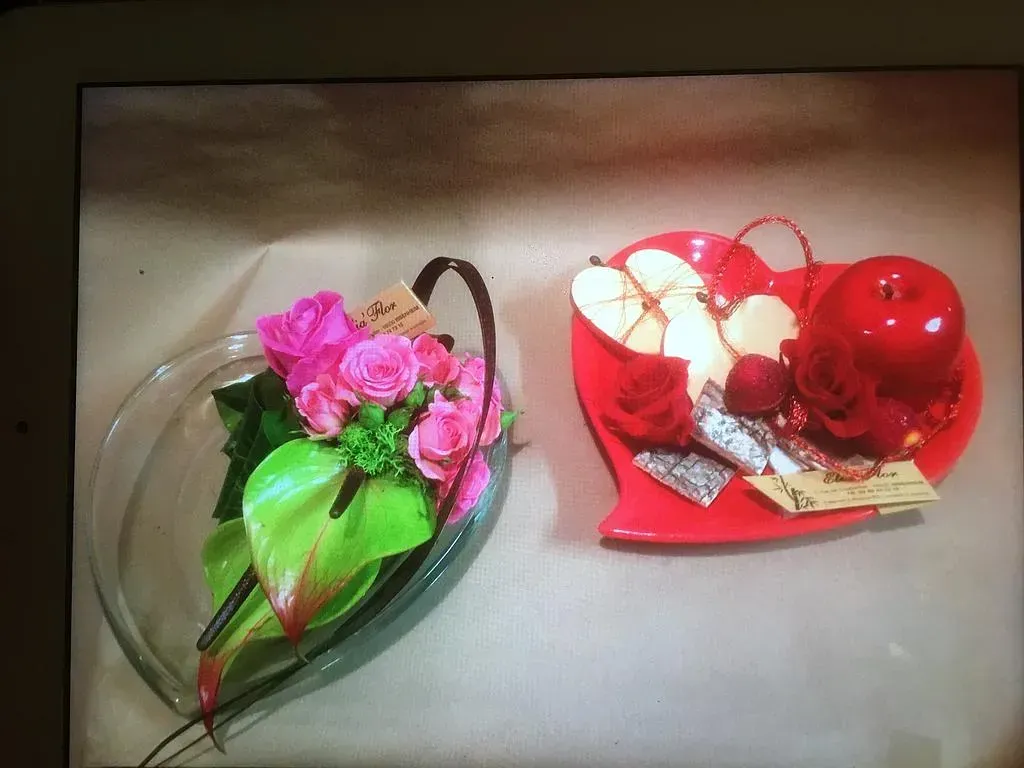 Deux compositions florales en forme de cœurs