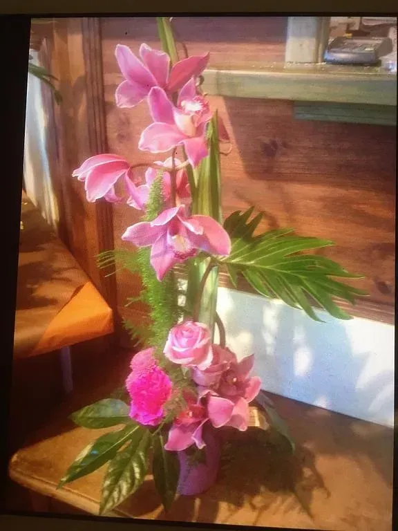 Fleurs roses dans un pot