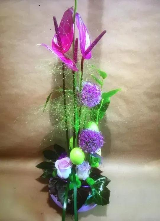 Composition florale violette, lilas et verte