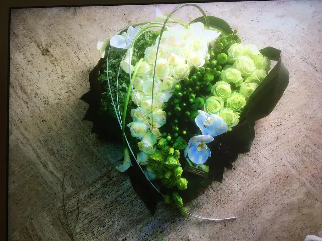 Composition florale de deuil, blanche et verte